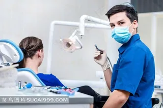 戴着口罩的男牙医