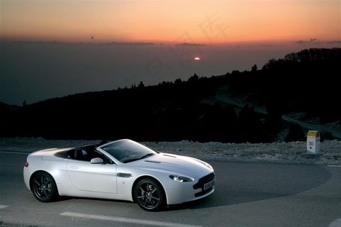 阿斯顿马丁-夕阳下公路上的阿斯顿马丁跑车