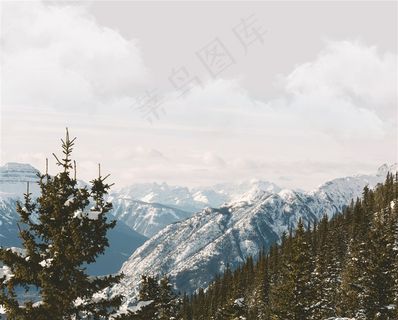 山顶雪山山峰景色