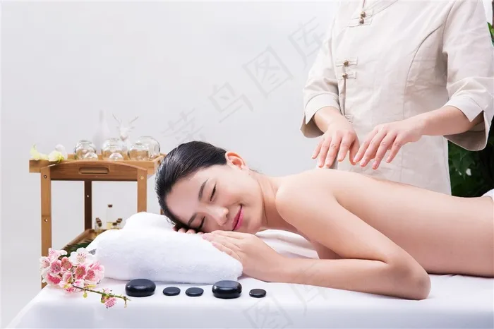 正在做背部按摩的美女高清图