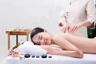 正在做背部按摩的美女高清图