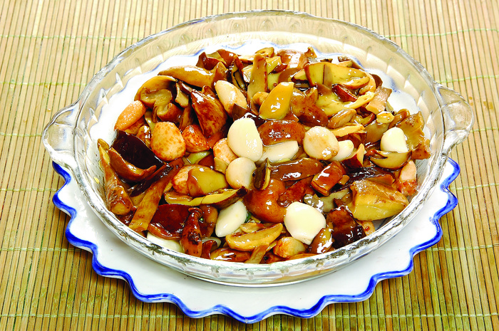 大蒜炒牛肝菌