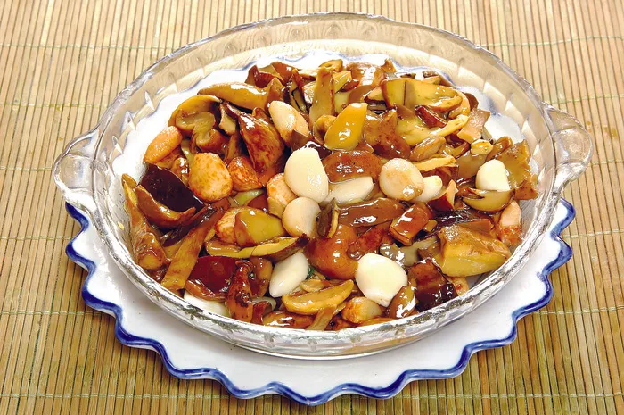 大蒜炒牛肝菌