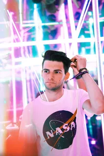 帅哥夜晚街拍图片