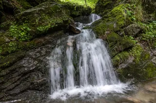 岩石小瀑布图片