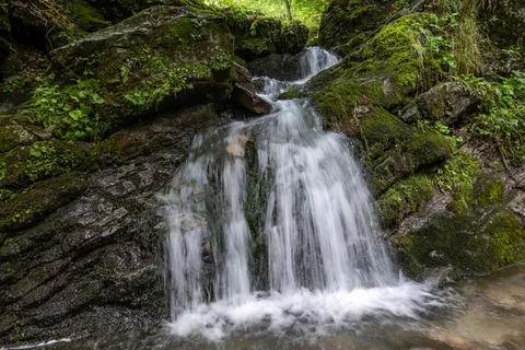 岩石小瀑布图片 岩石小瀑布图片