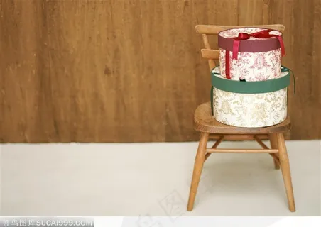 木墙边的两盒圆形圣诞节礼品盒