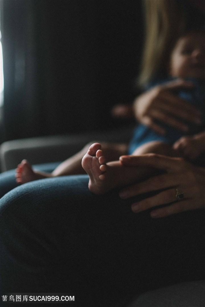 抱着睡着了的宝宝