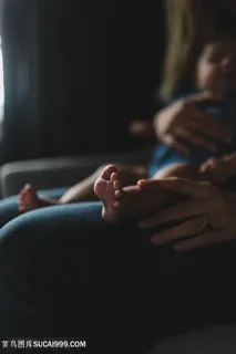 抱着睡着了的宝宝