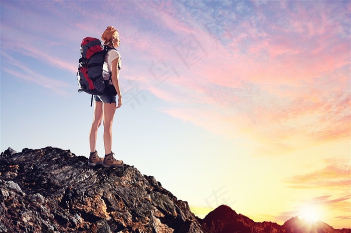登山站在山顶上的美女高清图片