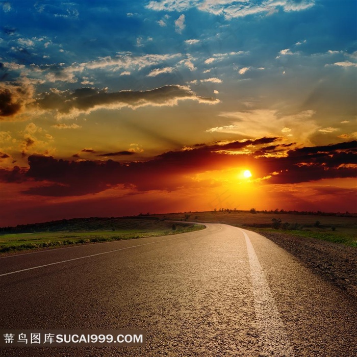 晚霞中的高速公路