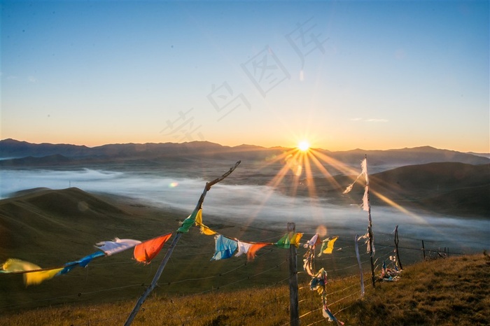 西藏高海拔地区日出风景图片