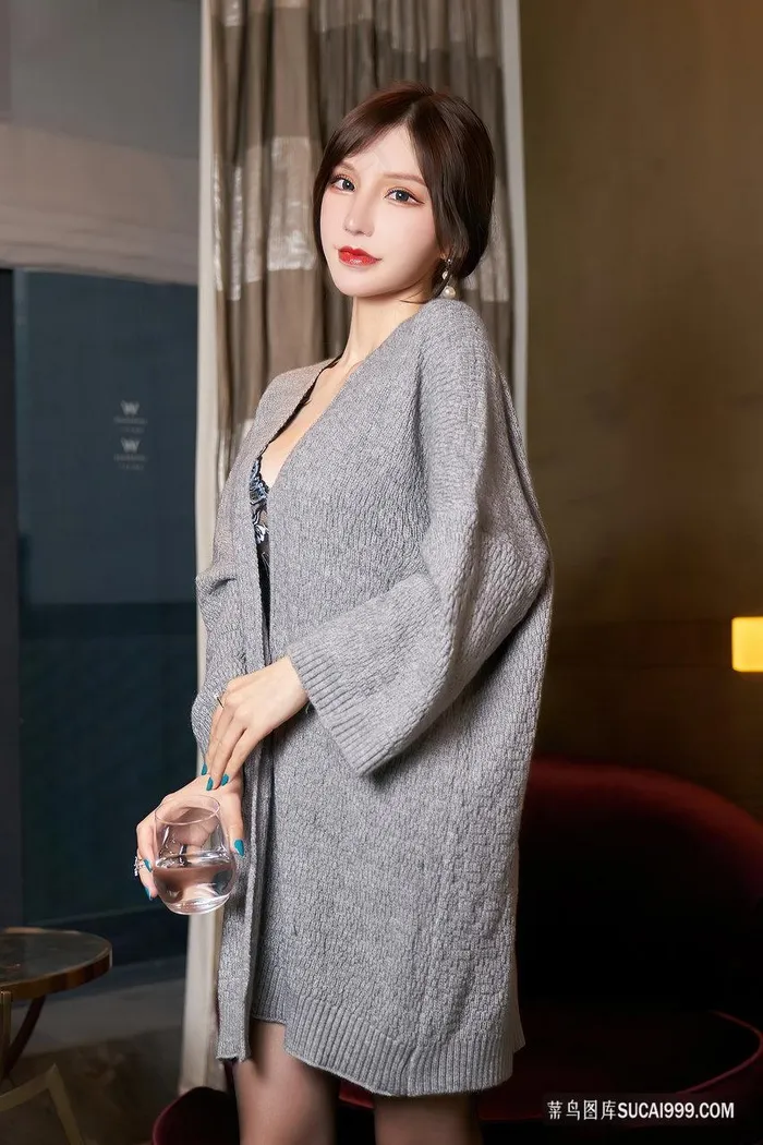 喝水的性感气质美女周于希成熟妩媚美女写真图片
