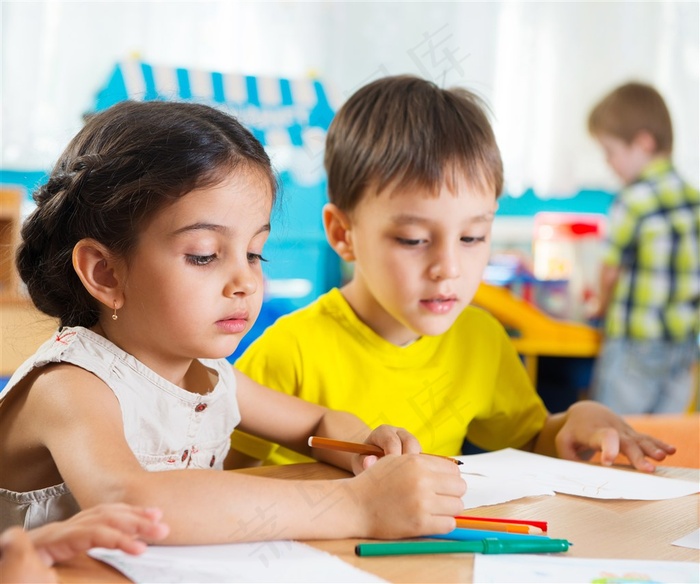 上课学习的儿童高清写真