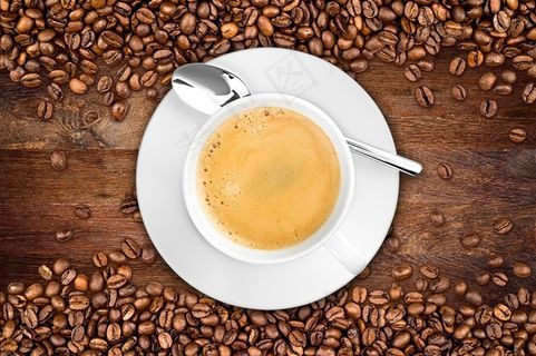 木桌上的咖啡与咖啡豆高清图片