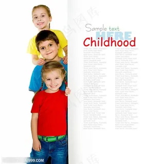 空白展板边站成一列的微笑孩子 外国高清儿童