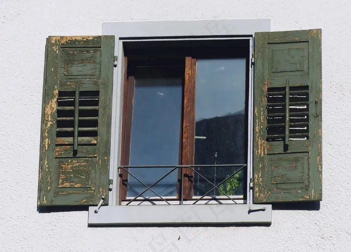 墙面旧窗户图片