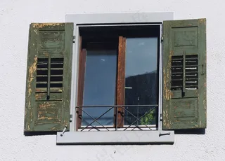 墙面旧窗户图片