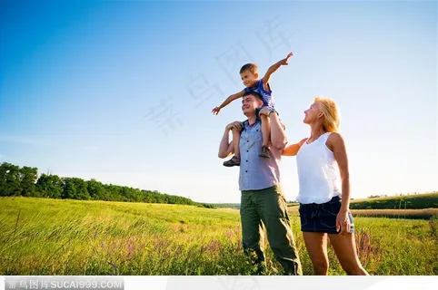 站在郊外草地上的一家三口 站在郊外草地上的一家三口