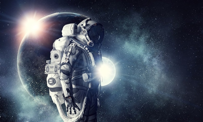 太空中的星球和宇航员高清图片