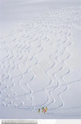 茫茫雪海里的滑痕