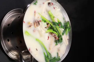 锅仔银耳炖柴鸡