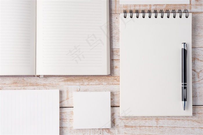 钢笔和各种本子