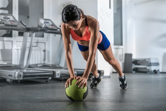 正在做运动的私人教练高清摄影