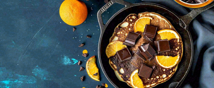 美食简约烤饼蛋糕，巧克力水果橙子摄影图