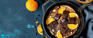 美食简约烤饼蛋糕，巧克力水果橙子摄影图