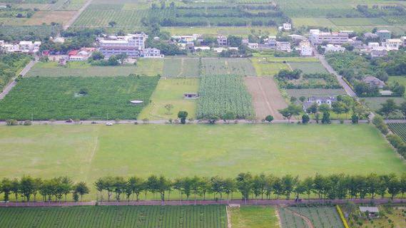 俯拍纵横交错田园风光
