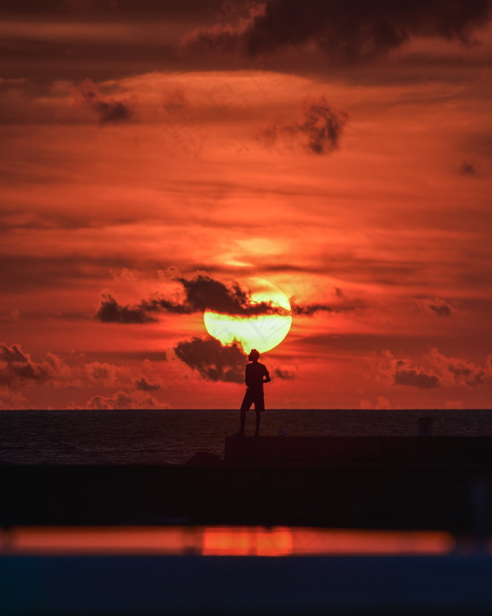 傍晚夕阳红美景图片