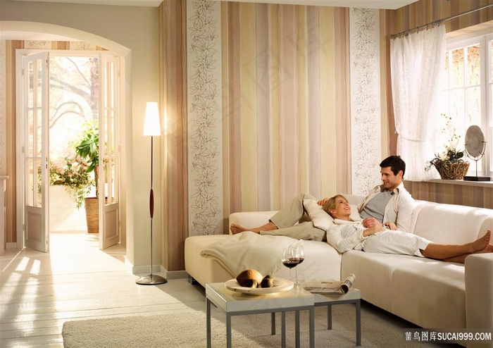 温馨家里的爱侣