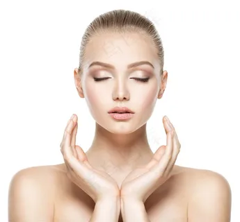 双手托下巴的外国女子高清摄影美容图片