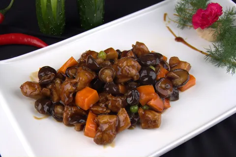 香菇滑鸡3餐饮快餐盖浇饭产品成品高清大图黑底长盘