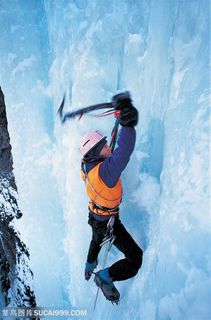 户外运动-雪山中攀登