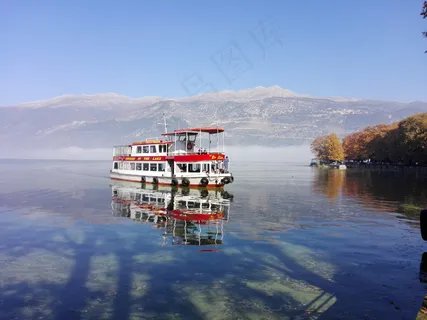 湖面轮船图片