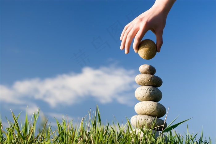 正在叠石头的手