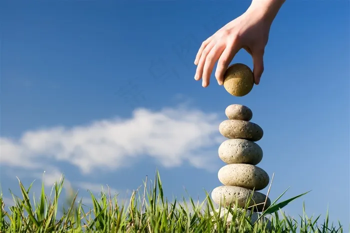 正在叠石头的手