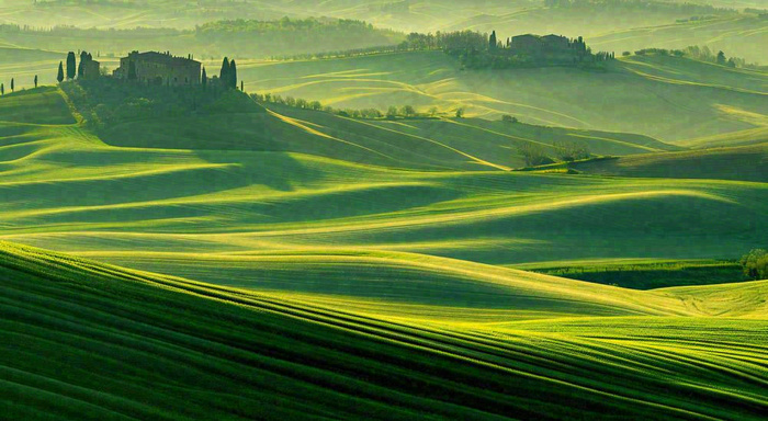 春日阳光下绿色连绵山脉草坪