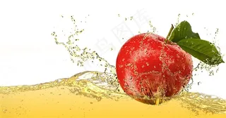 水面上的水果和飞溅的水花高清图片