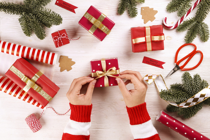 圣诞节垂直画幅场景圣诞装饰圣诞包装纸系蝴蝶结的手(21)