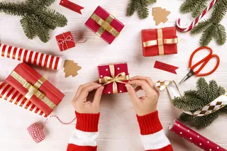 圣诞节垂直画幅场景圣诞装饰圣诞包装纸系蝴蝶结的手(21)