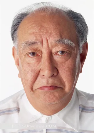 老年人 愁眉苦脸的老年人脸部特写