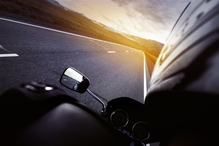 黑色摩托车的后视镜高清摄影图