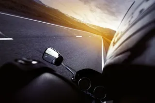 黑色摩托车的后视镜高清摄影图