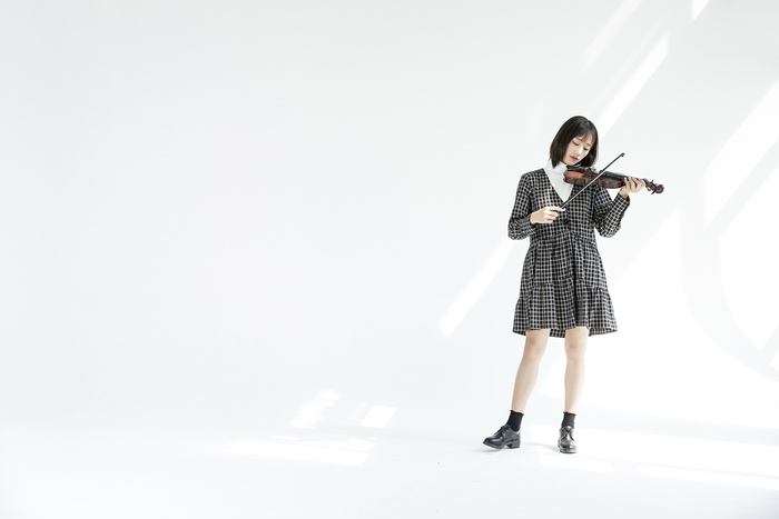 小提琴少女拉小提琴