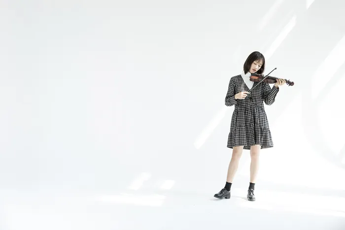小提琴少女拉小提琴