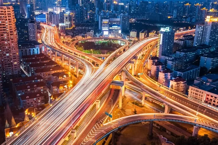 繁华的都市道路夜景