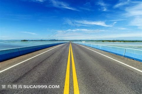 色彩对比强烈的高速公路风景